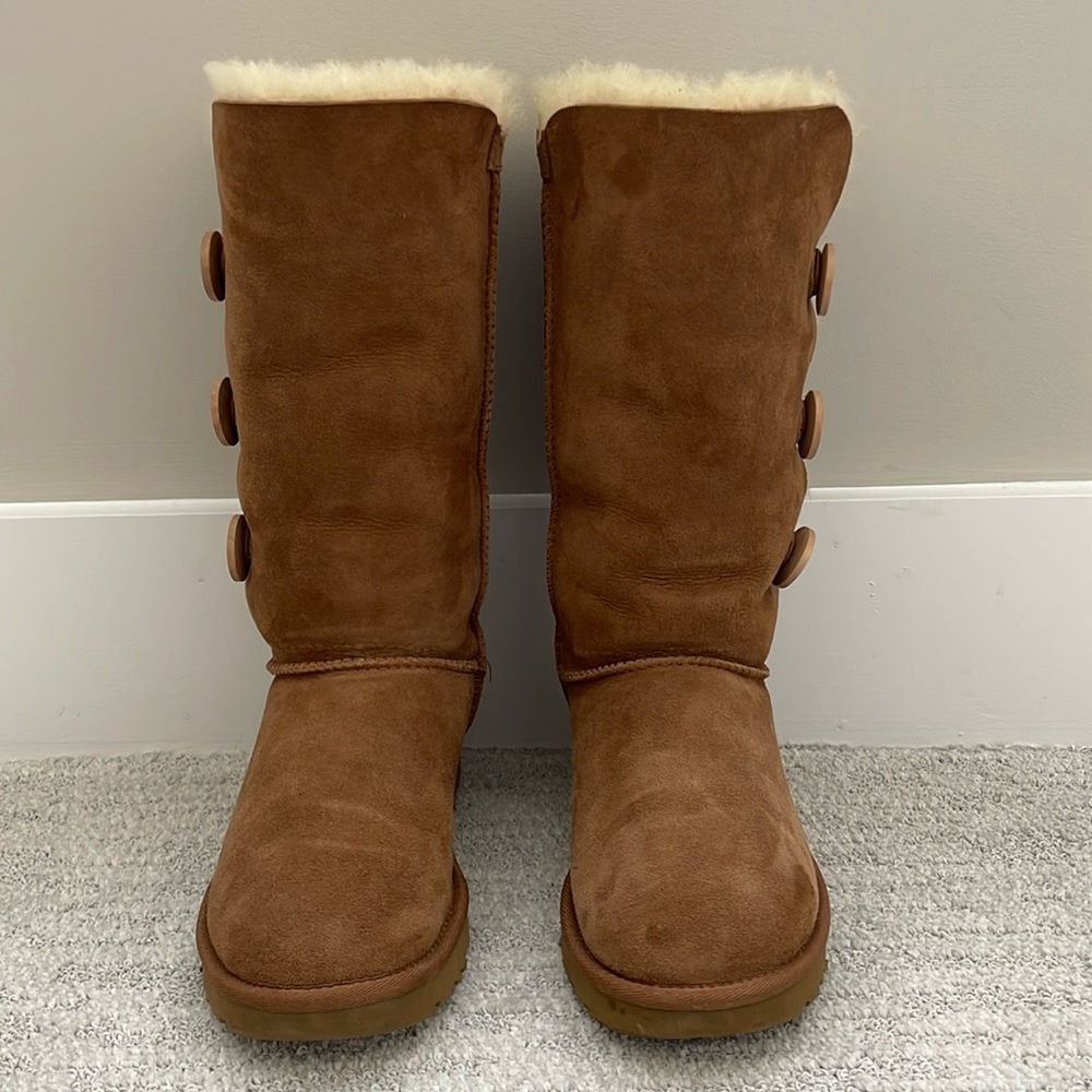 UGG Bailey Button Triplet II Chestnut
